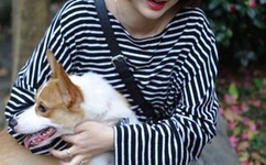 美女脱了内裤打开腿让男人玩